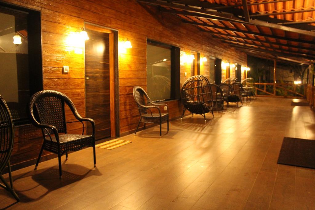 แชงกรี-ลา จังเกิล วิลเลจ รีสอร์ต Hotel Molem ภายนอก รูปภาพ